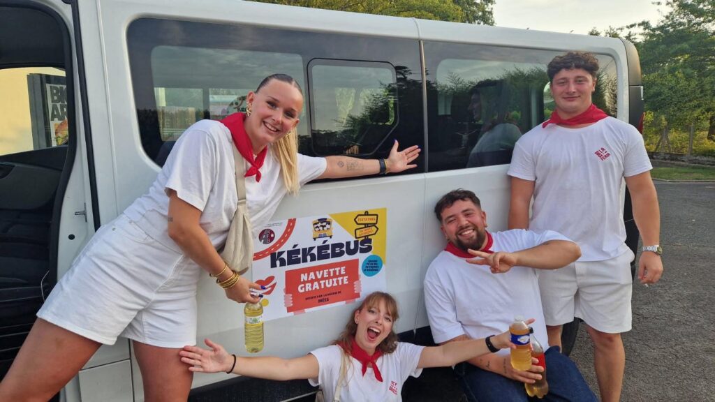 Kékébus 2025